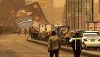 العاصفة الترابية بمصر تسقط لوحة إعلانات ضحمة على سيارات المواطنين (صور)