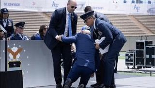 لحظة سقوط جو بايدن خلال حفل التخرج 