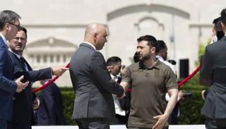 رئيس سويسرا آلان بيرسيه مع نظيره الأوكراني زيلينيسكي