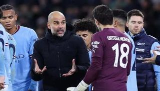 بيب غوارديولا وستيفن أورتيغا في مانشستر سيتي