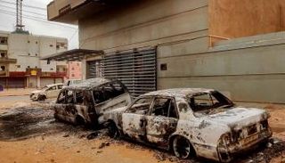 جانب من آثار الدمار في شوارع العاصمة السودانية الخرطوم - أرشيفية