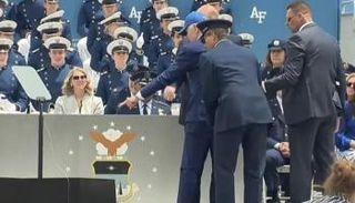 لحظة سقوط بايدن - سي إن إن