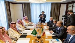 جانب من لقاء وزيري خارجية السعودية وإيران في مدينة كيب تاون
