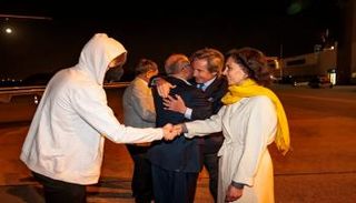  وزيرة الخارجية البلجيكية حجة لحبيب خلال استقبالها المواطنين الأوروبيين الثلاثة