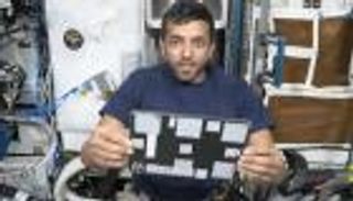 سلطان النيادي يتفاعل مع متابعيه بـ"الزيت والماء" (فيديو)