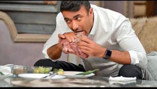 أحمد العوضي يتناول "كبدة نيئة" 