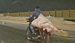 جثة محمولة على دراجة نارية في مصر 
