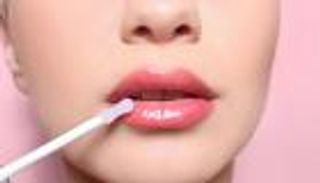 زيت الشفاه موضة 2023.. إطلالة مفعمة بالأنوثة والإثارة