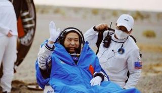 رائد الفضاء الصيني فاي جونلونغ بعد عودته إلى الأرض 