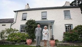 الملك تشارلز أمام المنزل