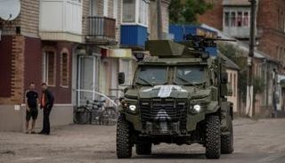 عربة مصفحة قرب الحدود بين روسيا وأوكرانيا