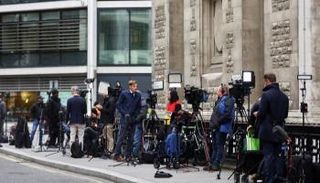 وسائل الإعلام تنتظر خارج مبنى المحكمة العليا في انتظار الأمير هاري