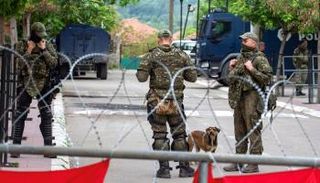 عناصر من قوة حفظ السلام التابعة للناتو في كوسوفو