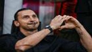 بسبب جماهير ميلان.. إبراهيموفيتش يبكي في ليلة الوداع (فيديو وصور)