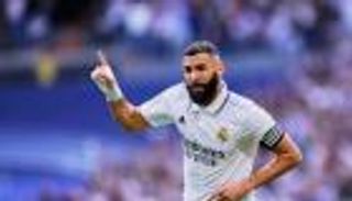 بعد بنزيما.. صديق صلاح ونجم برشلونة على رادار الدوري السعودي