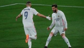 ناتشو فيرنانديز مع كريم بنزيما في ريال مدريد