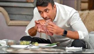 أحمد العوضي يتناول "كبدة نيئة" 