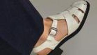 "صندل الصيادين".. نجم موضة الأحذية النسائية في صيف 2023