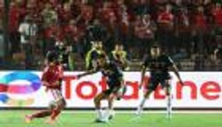 من خارج الملعب.. حكم جديد يثير غضب جماهير الأهلي بعد مباراة الوداد (صور)