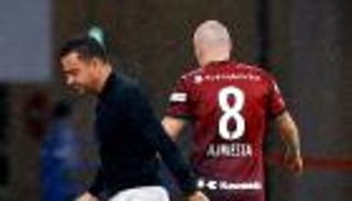 "الأفضل في التاريخ".. تشافي يتغزل في أسطورة برشلونة بعد الصدام العاطفي