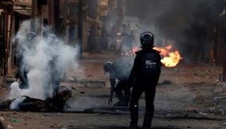 جنود في مواجهة محتجين خلال أعمال عنف في السنغال