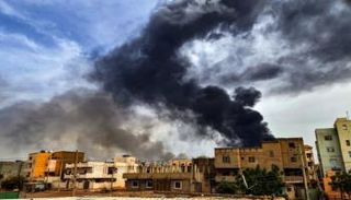 دخان متصاعد جراء الاشتباكات بالسودان