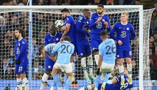 رياض محرز يسجل ركلة حرة في تشيلسي