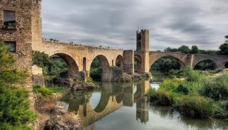 السياحة في بيسالو.. أهم 8 أنشطة في بقايا العصور الوسطى