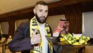 استقبال حافل.. بنزيما يصل جدة لبدء "مغامرته الأخيرة" (فيديو وصورة)