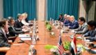 "السلام" و"تعنت الحوثي".. مباحثات يمنية أمريكية بالرياض