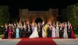 صورة جماعية تاريخية من زفاف ولي عهد الأردن ورجوة آل سيف