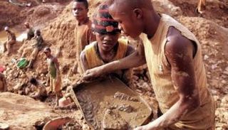 من داخل منجم ذهب في أوغندا