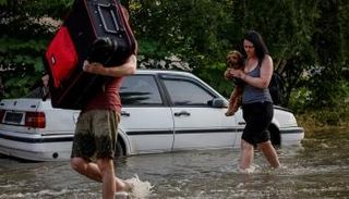 نازحون في خيرسون جراء انهيار سد نوفا كاخوفكا- رويترز