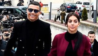 جورجينا رودريغيز وكريستيانو رونالدو أمام عدسات الإعلام