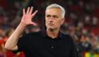 الحسم خلال أيام.. قرار مفاجئ من مورينيو بشأن الأهلي السعودي