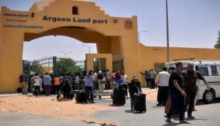 سودانيون يعبرون منفذا حدوديا بين مصر والسودان
