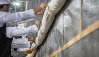 لحظة رفع كسوة الكعبة المشرفة