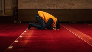 كيف يكون سجود السهو وصفته؟