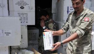 عنصر من قوات الحزام الأمني في اليمن يستعرض المضبوطات