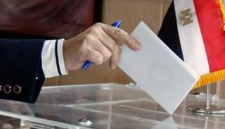 شخص يضع بطاقة الاقتراع في صندوق الانتخابات المصرية - أرشيفية