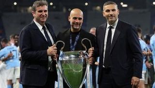 بيب غوارديولا مع إدارة مانشستر سيتي