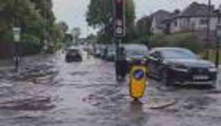 فيضانات تضرب باريس ولندن.. وشلل مروري في الشوارع