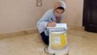 "منة" طالبة الإعدادية.. المذاكرة على "جردل" تنتهي بإشادة زوجة الرئيس