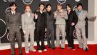 لمرور 10 سنوات على التأسيس.. جمهور بي.تي.إس يحتفل بفرقته في الشوارع