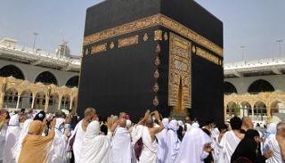 حجاج بيت الله يطوفون حول الكعبة