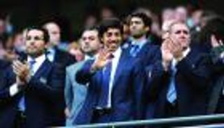 منصور بن زايد يحتفل مع وزراء الإمارات بإنجاز مانشستر سيتي (صورة)