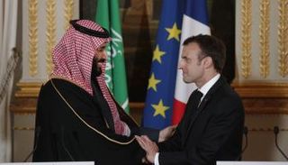 ولي العهد السعودي يصافح الرئيس الفرنسي خلال لقاء سابق - أرشيفية