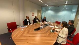 الدكتور محي الدين مع عددٍ من المسئولين الأوروبيين 