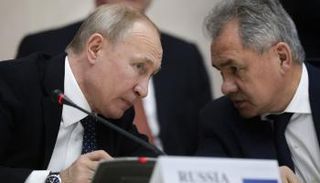 الرئيس الروسي فلاديمير بوتين ووزير الدفاع