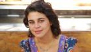 منى هلا تبكي على الهواء.. وهذا موقفها من "نقاب شقيقتها"